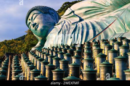 Die größte ruhende Bronze-Buddha-Statue der Welt im nanzo-in-Tempel in der Präfektur Fukuoka, Japan. Stockfoto