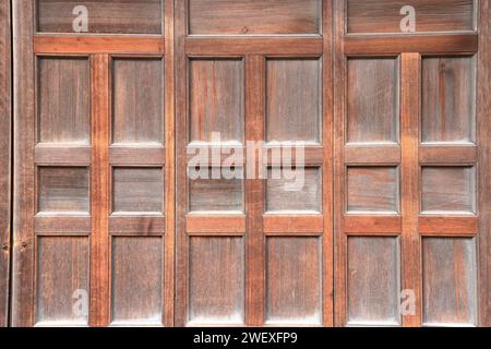 Nahaufnahme der verwitterten, moosigen Holzwand Grunge, Vintage Holzwand, traditionelle Hauswand. Stockfoto