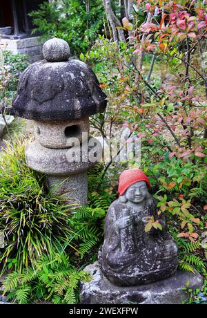 Japanische Steinlaterne im Garten, wunderschöne Herbstlandschaft in Japan. Stockfoto