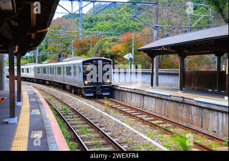 Der Zug näherte sich dem Bahnsteig, um die Passagiere am Bahnhof Kidonanzoin-Mae aufzunehmen. Stockfoto