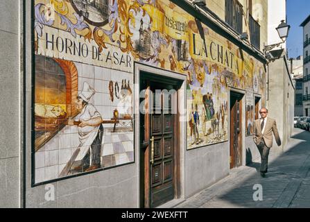 Azulejo-geflieste Fassade, Restaurante La Chata in der Calle de la Cava Baja, Madrid, Spanien Stockfoto