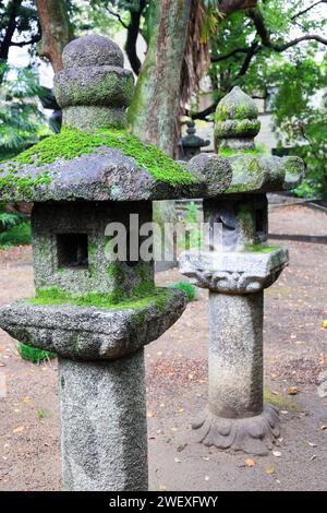 Japanische Steinlaterne im Garten, wunderschöne Herbstlandschaft in Japan. Stockfoto