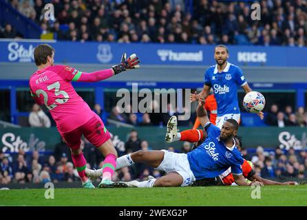 Everton's Beto versucht beim Spiel der vierten Runde des Emirates FA Cup im Goodison Park, Liverpool, einen Treffer zu schießen. Bilddatum: Samstag, 27. Januar 2024. Stockfoto