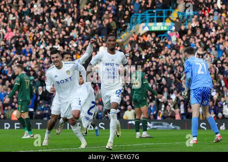 Jaidon Anthony aus Leeds United feiert sein Tor mit einer Botschaft an seine Mutter, die Ruhe in Perfect Peace liest und beim Emirates FA Cup Fourth Round Match Leeds United gegen Plymouth Argyle in Elland Road, Leeds, Großbritannien, am 27. Januar 2024 den Treffer von 1-0 erzielt (Foto: James Heaton/News Images) Stockfoto