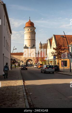 Nördlingen Nördlingen ist eine Stadt in Bayern. Die Altstadt ist von einer gut erhaltenen mittelalterlichen Stadtmauer mit Türmen und überdachtem Wehrgang umgeben. Das Zentrum der Altstadt bildet der imposante Bau der gotischen St.-Georgskirche mit ihrem Turm, genannt Daniel. Von der Turmspitze hat man einen Panoramablick über die Stadt. Das Rathaus mit Giebeldach und Türmchen gehört zu einem Ensemble mittelalterlicher Gebäude und Fachwerkhäuser rund um den Marktplatz. Nördlingen Bayern Deutschland *** Nördlingen Nördlingen ist eine Stadt in Bayern die Altstadt ist von einem gut erhaltenen Ich umgeben Stockfoto