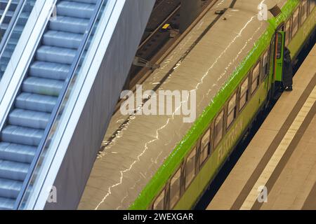 Berlin, Deutschland. Januar 2024. Ein Passagier steigt am Hauptbahnhof in einen Flixzug ein. Die zugführergewerkschaft GDL beendet ihren Streik bei der Deutschen Bahn früh am Montagmorgen um 2,00 Uhr statt am Montagabend (29.01.2024). Im Güterverkehr soll der Streik am Sonntagabend um 6,00 Uhr enden. Quelle: Jörg Carstensen/dpa/Alamy Live News Stockfoto