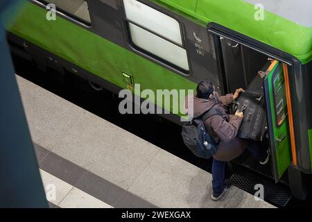 Berlin, Deutschland. Januar 2024. Ein Passagier steigt am Hauptbahnhof in einen Flixzug ein. Die zugführergewerkschaft GDL beendet ihren Streik bei der Deutschen Bahn früh am Montagmorgen um 2,00 Uhr statt am Montagabend (29.01.2024). Im Güterverkehr soll der Streik am Sonntagabend um 6,00 Uhr enden. Quelle: Jörg Carstensen/dpa/Alamy Live News Stockfoto