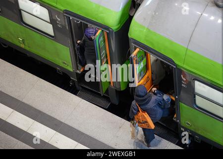 Berlin, Deutschland. Januar 2024. Ein Passagier steigt am Hauptbahnhof in einen Flixzug ein. Die zugführergewerkschaft GDL beendet ihren Streik bei der Deutschen Bahn früh am Montagmorgen um 2,00 Uhr statt am Montagabend (29.01.2024). Im Güterverkehr soll der Streik am Sonntagabend um 6,00 Uhr enden. Quelle: Jörg Carstensen/dpa/Alamy Live News Stockfoto