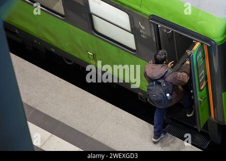 Berlin, Deutschland. Januar 2024. Ein Passagier steigt am Hauptbahnhof in einen Flixzug ein. Die zugführergewerkschaft GDL beendet ihren Streik bei der Deutschen Bahn früh am Montagmorgen um 2,00 Uhr statt am Montagabend (29.01.2024). Im Güterverkehr soll der Streik am Sonntagabend um 6,00 Uhr enden. Quelle: Jörg Carstensen/dpa/Alamy Live News Stockfoto