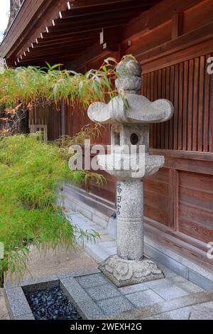 Japanische Steinlaterne im Garten, wunderschöne Herbstlandschaft in Japan. Stockfoto