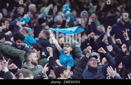 London, Großbritannien. Januar 2024. Manchester City Fans feiern nach Nathan Ake Tor im Tottenham Hotspur Stadium. Emirates FA Cup, 4. Runde, Tottenham Hotspur gegen Manchester City im Tottenham Hotspur Stadium in London am Freitag, 26. Januar 2024. Dieses Bild darf nur für redaktionelle Zwecke verwendet werden. Foto nur für redaktionelle Verwendung von Sandra Mailer/Andrew Orchard Sportfotografie/Alamy Live News Credit: Andrew Orchard Sportfotografie/Alamy Live News Stockfoto