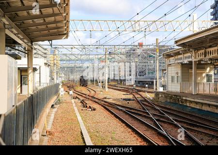 Der Zug näherte sich dem Bahnsteig, um die Passagiere am Bahnhof HAKATA aufzunehmen. Stockfoto