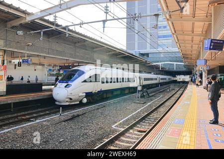 Der Zug näherte sich dem Bahnsteig, um die Passagiere am Bahnhof HAKATA aufzunehmen. Stockfoto