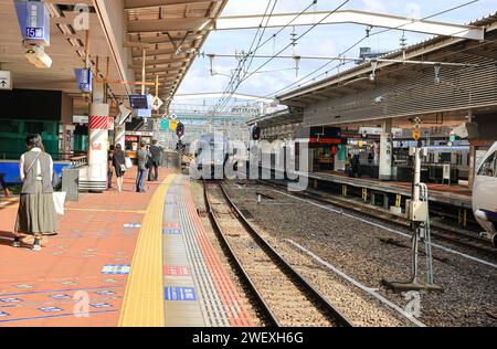 Der Zug näherte sich dem Bahnsteig, um die Passagiere am Bahnhof HAKATA aufzunehmen. Stockfoto