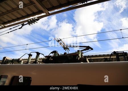 Stromabnehmer eines elektrischen Zuges, der den Zug mit dem Oberleitungskabel verbindet. Stockfoto