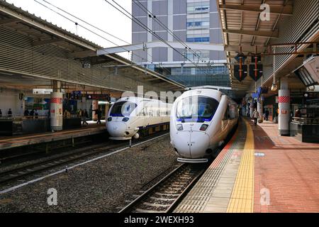 Der Zug näherte sich dem Bahnsteig, um die Passagiere am Bahnhof HAKATA aufzunehmen. Stockfoto