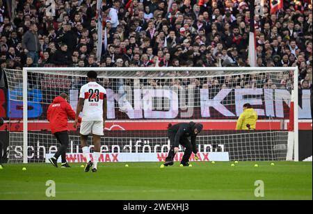 Stuttgart, Deutschland. Januar 2024. Protest gegen DFL Investoren Tennisbaelle auf Spielfeld VfB Stuttgart vs. RasenBallsport Leipzig RBL 27.01.2024 DFL-VORSCHRIFTEN VERBIETEN JEDE VERWENDUNG VON FOTOGRAFIEN ALS BILDSEQUENZEN UND/ODER QUASI-VIDEO/dpa/Alamy Live News Stockfoto