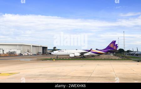 Verlassene Flugzeuge auf dem Parkplatz in der Nähe des Wartungs- und Lagerbereichs des Flughafens Don-Mueang International Airport. Stockfoto