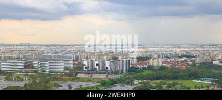 Blick aus der Vogelperspektive auf Singapur, Panoramablick auf die Innenstadt von Singapur, Blick aus der Vogelperspektive auf die Wohngegend von Singapur. Stockfoto