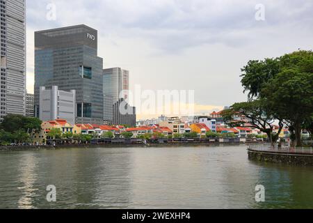 Restaurants und Unterhaltungsmöglichkeiten im Clarke Quay-Gebiet mit Blick vom Singapore River. Stockfoto