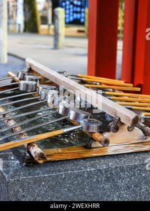 Japanische Metalllöffel bereiten sich auf Menschen vor, die den Schrein besuchen, um Mund, Hand und Gesicht sauber zu machen. Stockfoto