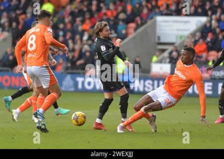 Blackpool, England. Januar 2024. Alfie May wird von Marvin Ekpiteta vom Blackpool FC während des Spiels zwischen Blackpool FC und Charlton Athletic in der Sky Bet EFL League One angegriffen. Kyle Andrews/Alamy Live News Stockfoto