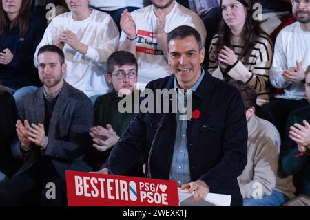 27. Januar 2024: Der Präsident Spaniens und Generalsekretär der Sozialistischen Arbeiterpartei Spaniens (PSOE, für ihr Akronym auf Spanisch), Pedro Sanchez, während einer Kundgebung an der Veterinärmedizinischen Fakultät der Universität Santiago de Compostela (USC), zur Unterstützung des sozialistischen Kandidaten für die Präsidentschaft der Xunta de Galicien (galicische Regionalregierung), Jose Ramon Gomez Besteiro. (Kreditbild: © Cristian Leyva/ZUMA Press Wire) NUR REDAKTIONELLE VERWENDUNG! Nicht für kommerzielle ZWECKE! Stockfoto