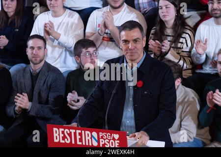 27. Januar 2024: Der Präsident Spaniens und Generalsekretär der Sozialistischen Arbeiterpartei Spaniens (PSOE, für ihr Akronym auf Spanisch), Pedro Sanchez, während einer Kundgebung an der Veterinärmedizinischen Fakultät der Universität Santiago de Compostela (USC), zur Unterstützung des sozialistischen Kandidaten für die Präsidentschaft der Xunta de Galicien (galicische Regionalregierung), Jose Ramon Gomez Besteiro. (Kreditbild: © Cristian Leyva/ZUMA Press Wire) NUR REDAKTIONELLE VERWENDUNG! Nicht für kommerzielle ZWECKE! Stockfoto