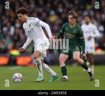 Ethan Ampadu von Leeds United (links) und Callum Wright von Plymouth Argyle kämpfen um den Ball während des Spiels der vierten Runde des Emirates FA Cup in der Elland Road, Leeds. Bilddatum: Samstag, 27. Januar 2024. Stockfoto