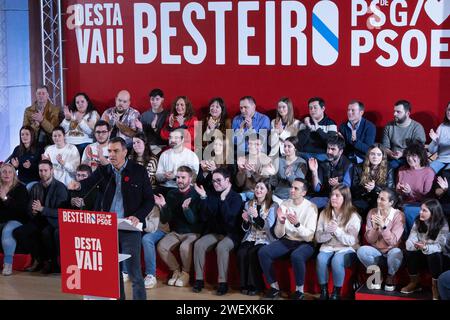 27. Januar 2024: Der Präsident Spaniens und Generalsekretär der Sozialistischen Arbeiterpartei Spaniens (PSOE, für ihr Akronym auf Spanisch), Pedro Sanchez, während einer Kundgebung an der Veterinärmedizinischen Fakultät der Universität Santiago de Compostela (USC), zur Unterstützung des sozialistischen Kandidaten für die Präsidentschaft der Xunta de Galicien (galicische Regionalregierung), Jose Ramon Gomez Besteiro. (Kreditbild: © Cristian Leyva/ZUMA Press Wire) NUR REDAKTIONELLE VERWENDUNG! Nicht für kommerzielle ZWECKE! Stockfoto