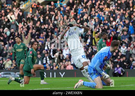 Jaidon Anthony aus Leeds United zieht sein Trikot aus und feiert sein Tor mit einer Nachricht an seine Mutter während des Emirates FA Cup Fourth Round Match Leeds United gegen Plymouth Argyle in Elland Road, Leeds, Großbritannien, 27. Januar 2024 (Foto: James Heaton/News Images) Stockfoto