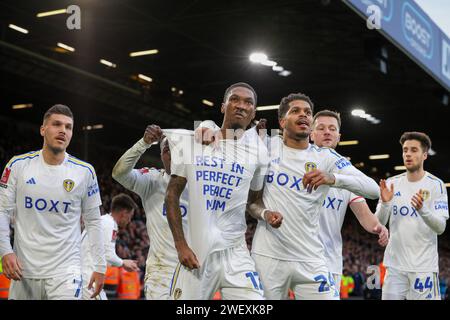 Jaidon Anthony aus Leeds United feiert sein Tor mit seinen Teamkollegen und einer Botschaft an seine Mutter, die beim Emirates FA Cup Fourth Round Match Leeds United gegen Plymouth Argyle in der Elland Road, Leeds, Großbritannien, am 27. Januar 2024 in der Elland Road, Leeds, Großbritannien, sein Ziel liest (Foto: James Heaton/News Images) Stockfoto