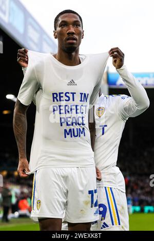 Jaidon Anthony aus Leeds United feiert sein Tor mit einer Botschaft an seine Mutter, die Ruhe in Perfect Peace liest und beim Emirates FA Cup Fourth Round Match Leeds United gegen Plymouth Argyle in Elland Road, Leeds, Großbritannien, am 27. Januar 2024 den Treffer von 1-0 erzielt (Foto: James Heaton/News Images) Stockfoto