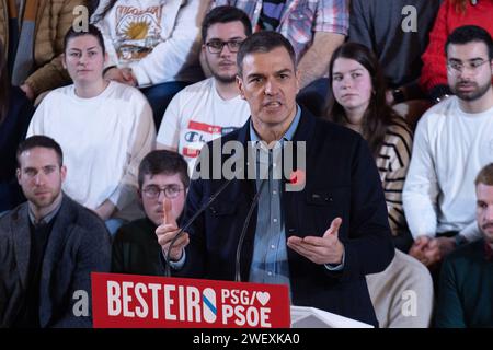 27. Januar 2024: Der Präsident Spaniens und Generalsekretär der Sozialistischen Arbeiterpartei Spaniens (PSOE, für ihr Akronym auf Spanisch), Pedro Sanchez, während einer Kundgebung an der Veterinärmedizinischen Fakultät der Universität Santiago de Compostela (USC), zur Unterstützung des sozialistischen Kandidaten für die Präsidentschaft der Xunta de Galicien (galicische Regionalregierung), Jose Ramon Gomez Besteiro. (Kreditbild: © Cristian Leyva/ZUMA Press Wire) NUR REDAKTIONELLE VERWENDUNG! Nicht für kommerzielle ZWECKE! Stockfoto