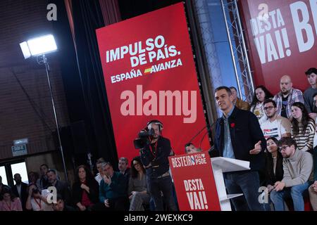 27. Januar 2024: Der Präsident Spaniens und Generalsekretär der Sozialistischen Arbeiterpartei Spaniens (PSOE, für ihr Akronym auf Spanisch), Pedro Sanchez, während einer Kundgebung an der Veterinärmedizinischen Fakultät der Universität Santiago de Compostela (USC), zur Unterstützung des sozialistischen Kandidaten für die Präsidentschaft der Xunta de Galicien (galicische Regionalregierung), Jose Ramon Gomez Besteiro. (Kreditbild: © Cristian Leyva/ZUMA Press Wire) NUR REDAKTIONELLE VERWENDUNG! Nicht für kommerzielle ZWECKE! Stockfoto