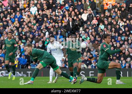 Leeds, Großbritannien. Januar 2024. Jaidon Anthony von Leeds United schießt in 1-0 der ersten Hälfte des Emirates FA Cup Fourth Round Match Leeds United gegen Plymouth Argyle in Elland Road, Leeds, Großbritannien, 27. Januar 2024 (Foto: James Heaton/News Images) in Leeds, Großbritannien, 27. Januar 2024. (Foto: James Heaton/News Images/SIPA USA) Credit: SIPA USA/Alamy Live News Stockfoto