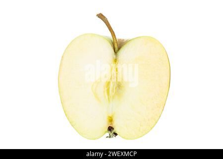 Halbgrüner, saftiger Apfel, isoliert auf weißem Hintergrund. Gesundes Essen. Datei enthält Beschneidungspfad. Volle Schärfentiefe. Stockfoto