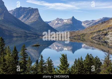 Wunderschöner Nachmittag im Glacier National Park mit Blick auf Goose Island und St. Mary Lake Stockfoto