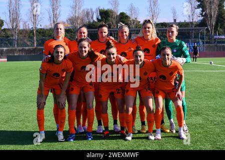 Cercola, Italien. Januar 2024. Das Team der FC Internazionale Women posiert am 27. Januar 2024 im Stadio Giuseppe Piccolo für das Spiel der Women's Serie A zwischen Napoli Women und FC Internazionale Women. Quelle: Nicola Ianuale/Alamy Live News Stockfoto