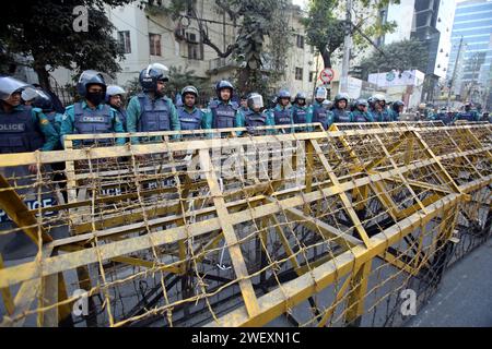 Dhaka, Bangladesch. Januar 2024. Bangladeschs bewaffnete Polizeimitglieder stehen am 27. Januar 2024 in Dhaka (Bangladesch Nationalist Party, BNP) als Unterstützer der Opposition auf der Wache. Tausende von BNP-Aktivisten und Parteiführern nahmen an einer Massendemonstration mit schwarzen Fahnen Teil, um alle ihre Führer und Aktivisten freizulassen, einschließlich der Parteivorsitzenden Khaleda Zia, die Rücknahme von Fällen und die Auflösung des parlaments und um gegen den Anstieg der Rohstoffpreise zu protestieren. Foto: Habibur Rahman/ABACAPRESS.COM Credit: Abaca Press/Alamy Live News Stockfoto