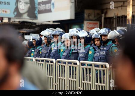 Dhaka, Bangladesch. Januar 2024. Bangladeschs bewaffnete Polizeimitglieder stehen am 27. Januar 2024 in Dhaka (Bangladesch Nationalist Party, BNP) als Unterstützer der Opposition auf der Wache. Tausende von BNP-Aktivisten und Parteiführern nahmen an einer Massendemonstration mit schwarzen Fahnen Teil, um alle ihre Führer und Aktivisten freizulassen, einschließlich der Parteivorsitzenden Khaleda Zia, die Rücknahme von Fällen und die Auflösung des parlaments und um gegen den Anstieg der Rohstoffpreise zu protestieren. Foto: Habibur Rahman/ABACAPRESS.COM Credit: Abaca Press/Alamy Live News Stockfoto