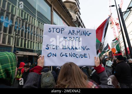 London, Großbritannien. Januar 2024. Palästinensische Unterstützer veranstalten vor der Barclays Bank in der Tottenham Court Road im Rahmen eines nationalen Aktionstages, an dem ein Waffenstillstand in Gaza gefordert wird, eine Kundgebung mit dem Titel „Stop Armierung Israel“. Die Bank, so Aktivisten, unterhält erhebliche finanzielle Beziehungen zu Rüstungsunternehmen, die Waffen und Militärtechnologie an Israel liefern und in Gaza eingesetzt werden. Kredit: Ron Fassbender/Alamy Live News Kredit: Ron Fassbender/Alamy Live News Stockfoto