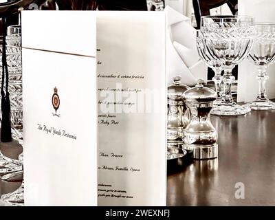 Die Menüs werden im State Dining Room an Bord der Yacht Ihrer Majestät Britannia ausgestellt Stockfoto