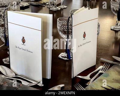 Die Menüs sind im State Dining Room an Bord der Yacht Ihrer Majestät Britannia ausgestellt Stockfoto
