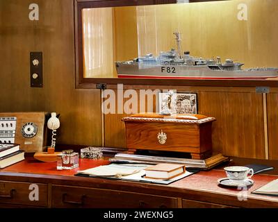 Blick auf Schreibtisch und Modell der HMS Magpie im Büro des Duke of Edinburgh Onbard Your Majesty's Yacht Britannia Stockfoto