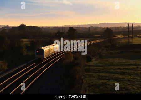 Chiltern Railways Class 168 Clubman Train 168109 vorbei an Charlton-on-Otmoor auf dem Bicester Link Teil der Varsity-Eisenbahnstrecke, der den Sonnenuntergang fängt Stockfoto