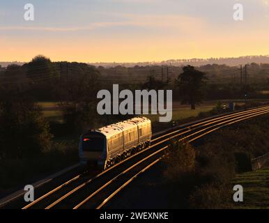 Chiltern Railways Class 168 Clubman Train 168109 vorbei an Charlton-on-Otmoor auf dem Bicester Link Teil der Varsity-Eisenbahnstrecke, der den Sonnenuntergang fängt Stockfoto