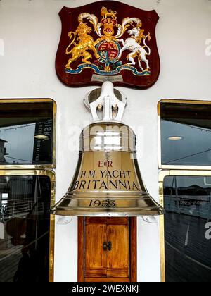 Ihre Majestät Yacht Britannia Schiffsglocke mit Britannia Crest Stockfoto