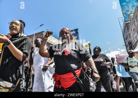 Nakuru, Kenia. Januar 2024. Die Demonstranten skandieren während der Demonstration Slogans. Die Demonstranten marschierten landesweit während des „Feministenmarsches gegen den Frauenmord“, der durch die jüngsten brutalen Morde an Starlet Wahu (26) und Rita Waeni (20) in Kenia ausgelöst wurde. Die Ergebnisse einer nationalen Umfrage von 2022 zeigen, dass mehr als eine von drei Frauen in Kenia im Laufe ihres Lebens körperlicher Gewalt ausgesetzt ist. Quelle: SOPA Images Limited/Alamy Live News Stockfoto