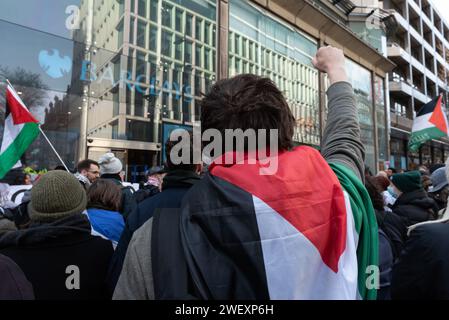 London, Großbritannien. Januar 2024. Palästinensische Unterstützer veranstalten vor der Barclays Bank in der Tottenham Court Road im Rahmen eines nationalen Aktionstages, an dem ein Waffenstillstand in Gaza gefordert wird, eine Kundgebung mit dem Titel „Stop Armierung Israel“. Die Bank, so Aktivisten, unterhält erhebliche finanzielle Beziehungen zu Rüstungsunternehmen, die Waffen und Militärtechnologie an Israel liefern und in Gaza eingesetzt werden. Kredit: Ron Fassbender/Alamy Live News Kredit: Ron Fassbender/Alamy Live News Stockfoto